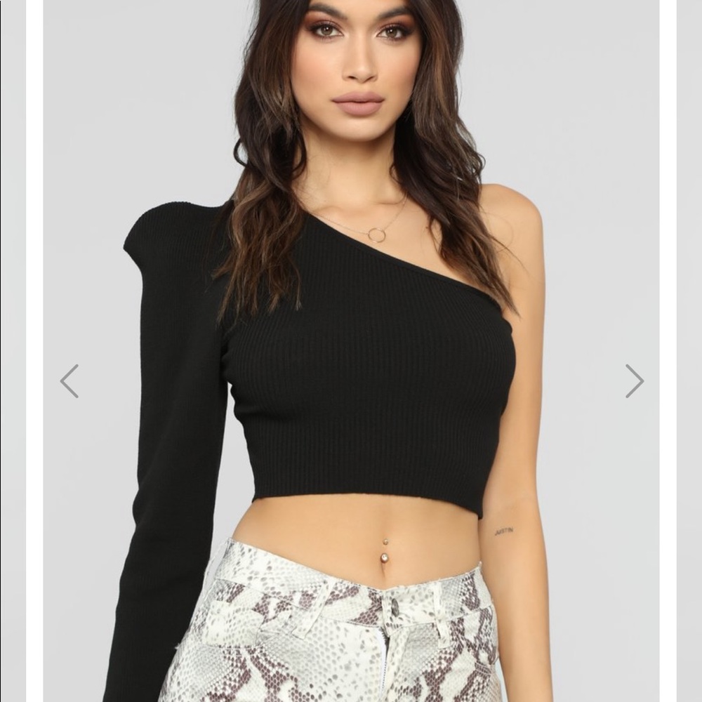 Black, off-the-shoulder body-con dress